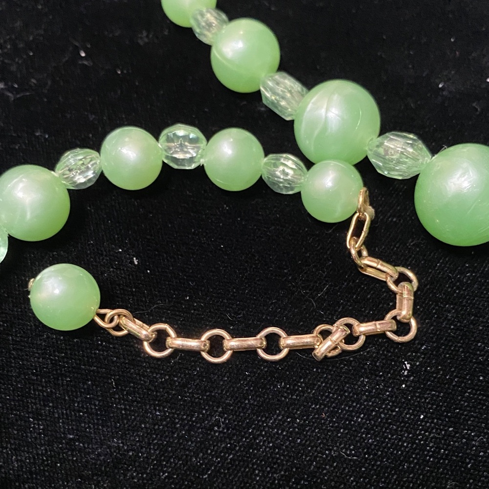 Elegant Coro vintage Green Beaded choker 15” to 18” long Necklace - Picture 4 of 8